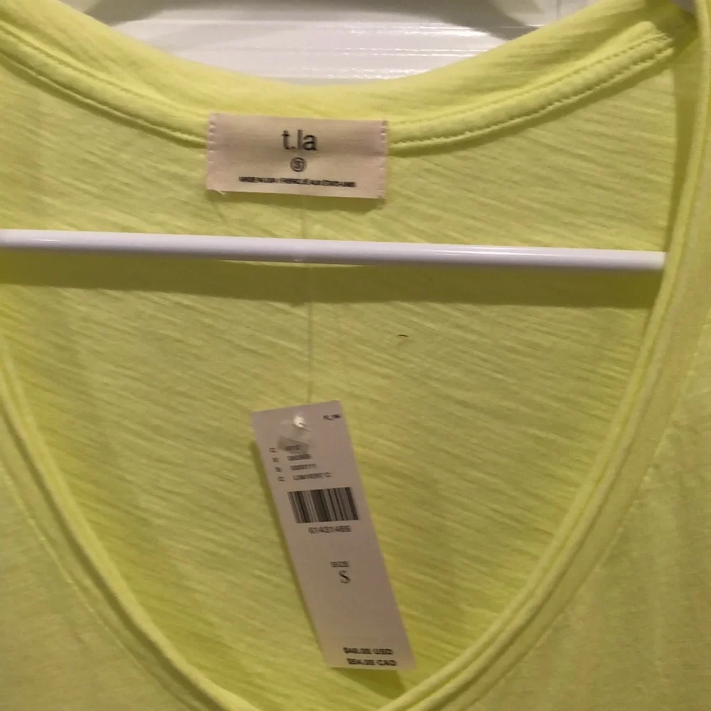 NWT Anthropologie t.la Lim/ Vert Classic V-Neck T-Shirt Size Small - Picture 2 of 12